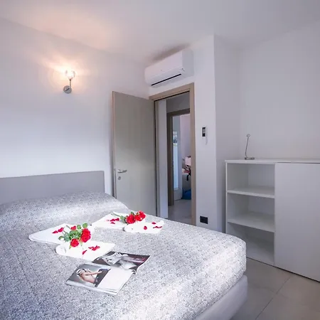 Sleeps 6 Pool Air Con *